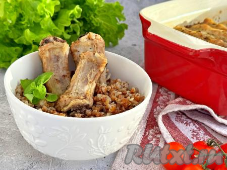 Хорошо пропаренную гречку вместе со свиными рёбрышками разложить по тарелкам и в горячем виде подать к столу. Мясо в процессе запекания в духовке получается нежным, сочным, оно хорошо отделяется от костей. Отличное блюдо для семейного обеда или ужина, попробуйте!