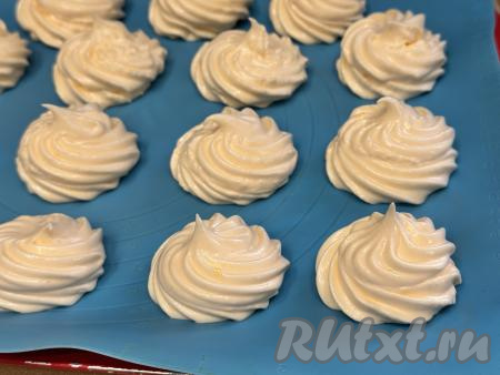 Быстро отсадить зефир на силиконовый коврик (или на бумагу для выпечки).