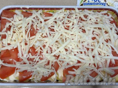 Присыпать блюдо сыром, натёртым на крупной тёрке. 