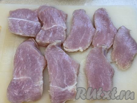 Филе индейки нарезать на кусочки толщиной примерно 1 сантиметр. 