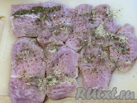 Слегка отбить кусочки индейки кулинарным молоточком. Посолить и поперчить индейку по вкусу. Втереть специи в мясо со вех сторон.