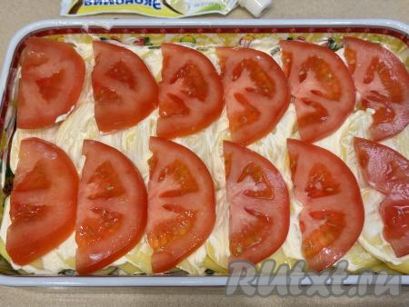 Поверх картошки разложить помидор, нарезанный на полукружочки (или кружочки), можно слегка присолить помидоры.