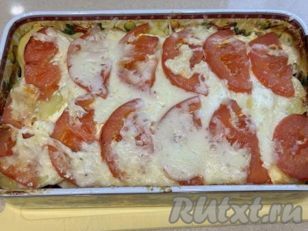 Накрыть форму фольгой, запекать индейку с картошкой по-французски в духовке, разогретой до 180 градусов, 1 час. 