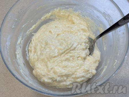 Понемногу добавляя оставшуюся муку и тщательно вмешивая её столовой ложкой, замесить в меру густое, воздушное сырное тесто для вафель, как на фото. Как только добились теста нужной густоты, значит больше муку добавлять не нужно.