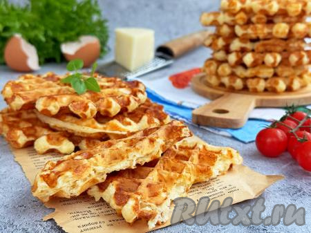 Сырные вафли, приготовленные на кефире в вафельнице, получаются мягкими, нежными, к столу их можно подать и тёплыми, и полностью остывшими.