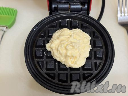 Створки вафельницы с помощью силиконовой кисточки смазать растительным маслом. Хорошо разогреть вафельницу, затем выложить 1 столовую ложку теста.&nbsp;
