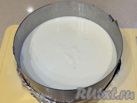 Переложить массу в форму поверх основы из печенья, разровнять и убрать в холодильник на 3-4 часа (до застывания). 