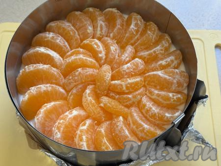 Поверх застывшей творожной начинки выложить дольки мандарина. 