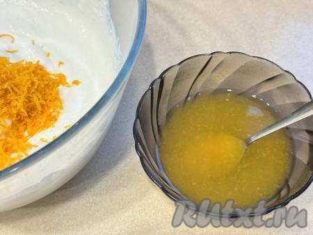 Желатин, набухший в мандариновом соке, нужно прогреть, чтобы растворить все кристаллики желатина. Прогреть желатиновую массу можно на водяной бане, на плите или в микроволновке, не доводя до кипения. Я предпочитаю прогревать желатин в микроволновке, для этого ёмкость с желатиновой массой (желатиновая масса должна быть в посуде, которую можно использовать в микроволновке) поставить на 10 секунд в микроволновку на максимальную мощность, после этого достать из микроволновке, тщательно перемешать, поставить в микроволновку ещё секунд на 10, затем снова перемешать, если после этого ещё не все кристаллики желатина растворятся, тогда нужно будет прогреть желатин в микроволновке ещё 10 секунд, перемешать. Нужно, чтобы желатиновая масса стала однородной, все кристаллики желатина растворились, но при этом важно не дать желатиновой массе закипеть, так как в процессе кипения желатин теряет часть своих связующих свойств.