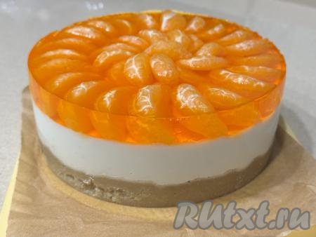 После того как все слои застынут, чизкейк достать из холодильника, освободить от бортиков формы и переложить на тарелку.