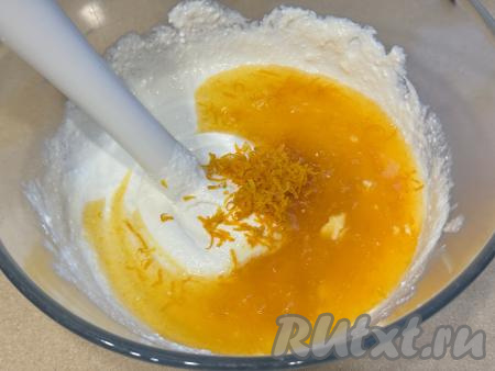 Дать желатиновой массе остыть в течение 3-4 минут. В миску с творожной массой и цедрой добавить желатиновую массу. 