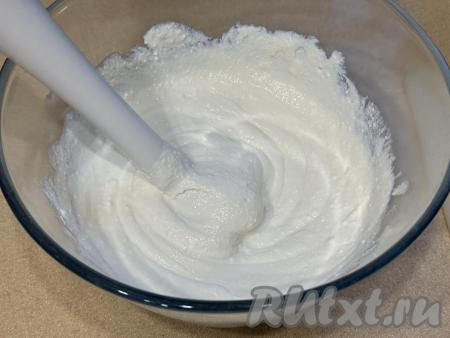 Пробить творожную массу погружным блендером до однородности. 