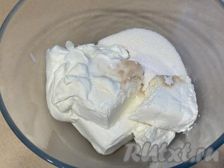 В достаточно объёмной миске, в которой будет удобно пробивать погружным блендером, нужно соединить творог, сметану, ванильный сахар и сахар. 