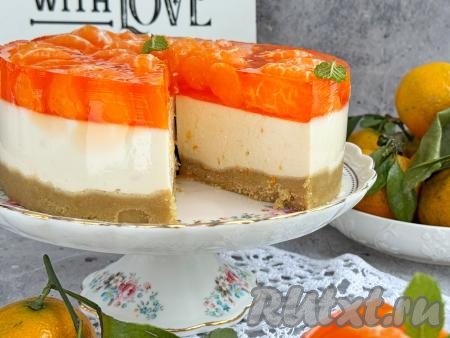 А затем красивый, воздушный мандариновый чизкейк нарезать на части и подать к столу. Этот нежный, вкусный десерт, приготовленный без выпечки, украсит любое чаепитие! 