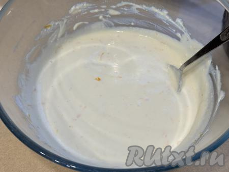 Пробить творожно-желатиновую массу погружным блендером до однородного состояния. 