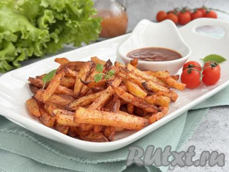 Готовый картофель фри переложить из чаши аэрогриля на тарелку и подать в горячем виде с любимым соусом. Картофель фри вкусен только тогда, когда он свежеприготовлен, поэтому готовьте столько картошки, сколько сможете съесть за раз.