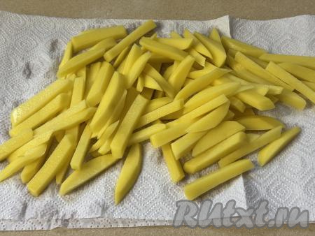 Затем выложить картошку на бумажные полотенца (или салфетки) на 5 минут, чтобы она обсохла.