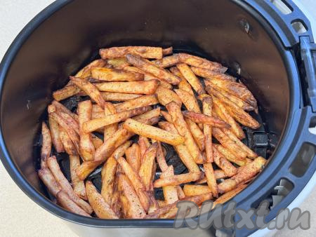 Запекать картошку фри в аэрогриле при температуре 180 градусов 25-30 минут (до готовности). В процессе запекания нужно 2-3 раза вынимать чашу из аэрогриля и встряхивать картофель (или переворачивать), чтобы он равномерно подрумянился со всех сторон. Готовность картофеля нужно поверять ножом или вилкой, если картошка прокалывается легко, значит она готова.