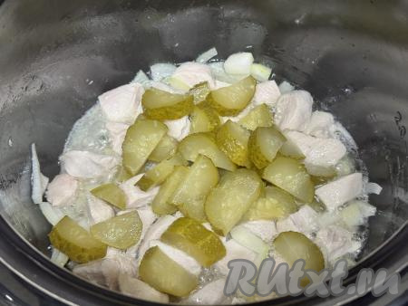 К куриному мясу, обжаренному с луком, добавить солёные огурцы, нарезанные на полукружочки (или брусочки).