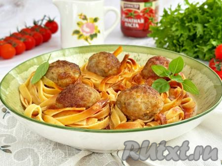 Нежные гнёзда из макарон с сочными шариками из фарша достать из чаши аэрогриля, разложить по тарелкам, полить томатным соусом, в котором запекалось блюдо, и сразу же подать к столу.