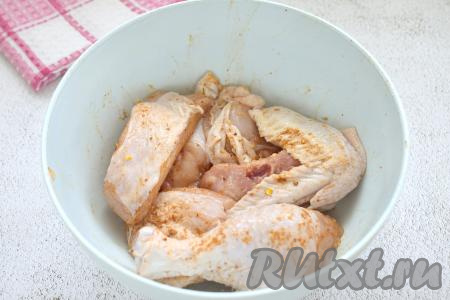 Сразу хорошо перемешиваем части курицы, покрывая их равномерно специями со всех сторон.