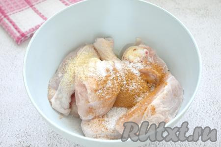 Добавляем к курице соль и специи (в качестве специй я добавила 1 чайную ложку приправы для курицы и 0,5 чайной ложки сушёного чеснока).