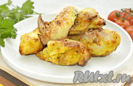 Аппетитные, вкусные, сочные кусочки курицы, запечённые в сметане, достать из аэрогриля, разложить по тарелкам и, дополнив гарниром, подать к столу.