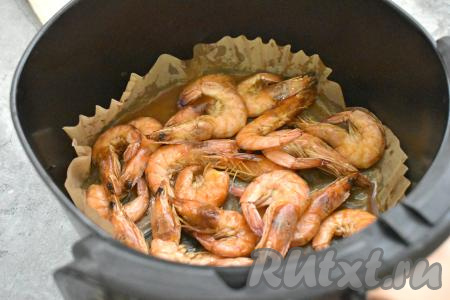 Через 4 минуты с момента начала запекания нужно будет креветки перевернуть и готовить ещё 3-4 минуты. Мощность моего аэрогриля 1400 Ватт, я готовила креветки 8 минут.