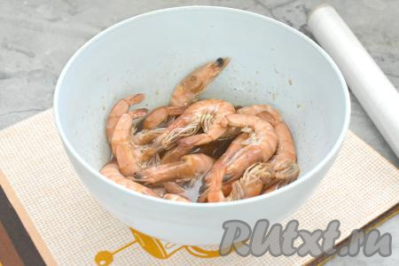 Тщательно перемешиваем креветки, покрывая их соевым соусом, лимонным соком и маслом со всех сторон. Миску с креветками затягиваем пищевой плёнкой (или накрываем крышкой) и убираем в холодильник, чтобы креветки промариновались, на 30-40 минут. В процессе маринования креветки нужно будет 2-3 раза перемешать, чтобы они равномерно пропитались соусом.