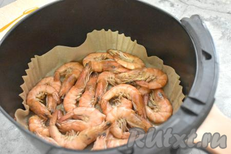 Застилаем чашу аэрогриля пергаментом. Выкладываем в аэрогриль замаринованные в соевом соусе креветки в один слой. Включаем аэрогриль, выставив температуру 200 градусов и время - 7-8 минут.