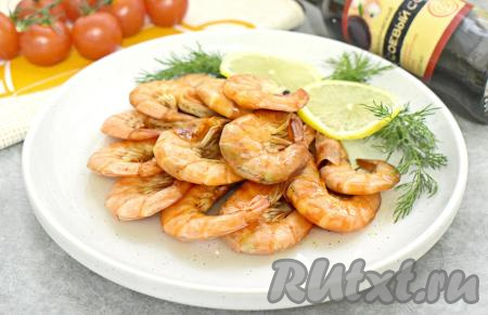 Сочные, вкусные, пикантные креветки, запечённые в соевом соусе, перекладываем из чаши аэрогриля на тарелку, даём немного остыть и можно подавать к столу.