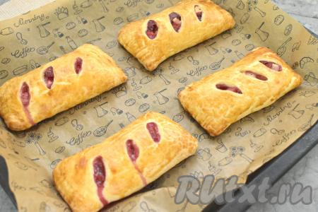 Отправить противень в разогретую до 200 градусов духовку, выпекать слойки с яблоками и брусникой минут 15-20 (до подрумянивания слоёного теста). 