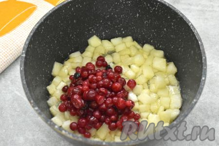 К тушёным яблокам добавить размороженную бруснику, перемешать, убрать с огня и начинка для слоек готова.