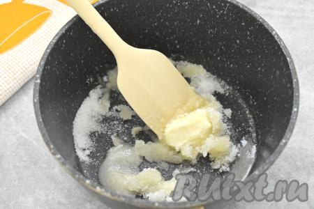 В сотейник (или в сковороду) выложить сливочное масло, всыпать сахар, поставить на средний огонь. Растопить маслом с сахаром (ориентировочно в течение 2-3 минут), иногда помешивая.