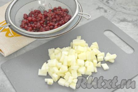 Для этой выпечки подойдёт как дрожжевое, так и бездрожжевое (у меня - дрожжевое) слоёное тесто. Тесто нужно заранее разморозить при комнатной температуре. Для начинки можно взять как свежую, так и замороженную бруснику (у меня - замороженная). Свежие ягоды нужно перебрать, промыть и обсушить, разложив на бумажном полотенце. Замороженную бруснику нужно предварительно разморозить, выложив на сито. Яблоко очистить от кожуры и семян, нарезать кубиками.