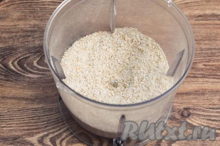 Измельчить овсяные хлопья до получения однородной овсяной муки. Если нет измельчителя, тогда можно измельчить хлопья погружным блендером или в электрической кофемолке.
