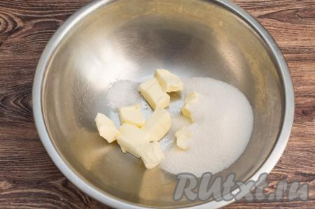 В миску всыпать соль и сахар, добавить сливочное масло комнатной температуры, нарезанное на кусочки.