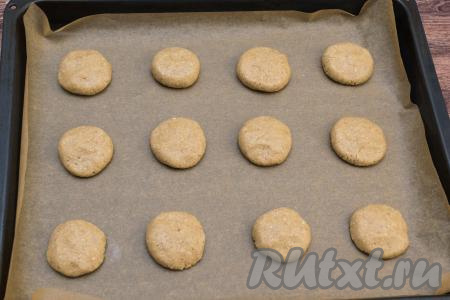 Рукой приплюснуть каждый шарик в толстую лепёшку.