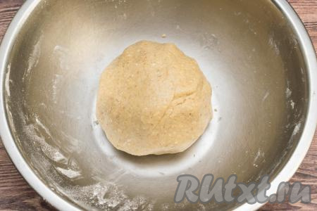 А после того как овсяное тесто начнёт собираться в ком, продолжать замешивать его руками, всыпая понемногу оставшуюся муку и хорошо вмешивая её. Итоговое тесто должно получиться мягким, пластичным, не липнущим к ладоням. Как только получили приятное в работе, нежное, не липнущее тесто, значит больше муку добавлять не нужно. 