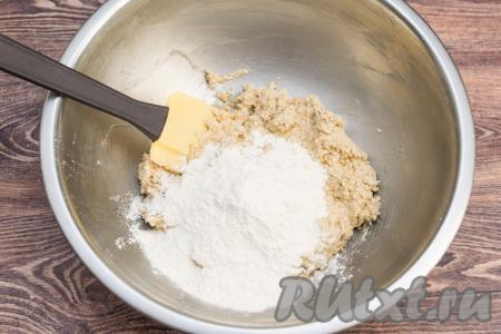 Затем всыпать разрыхлитель и 100 грамм пшеничной муки, вначале перемешивать тесто лопаткой (или столовой ложкой).