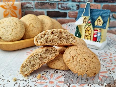 А вот как классическое овсяное печенье выглядит в разломе. Оно нежное, мягкое внутри и при этом покрытое аппетитной корочкой снаружи. Испечь вкусное печенье по этому рецепту в домашних условиях не составит большого труда, а вот результат вас точно приятно удивит. Я по этому рецепту пеку печенье с завидной регулярностью и вам советую приготовить!