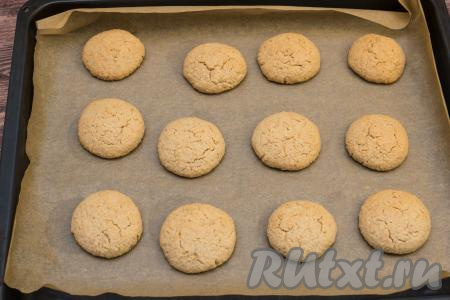 Выпекать овсяное печенье в разогретой до 180 градусов духовке в течение 15-20 минут. Главное не пересушить его в духовке, иначе оно после остывания будет твёрдым. Готовность овсяного я проверяю не по цвету печенья, так как цвет у него может быть достаточно светлым, а по цвету основания. Переворачиваю одно печенье и смотрю на цвет "донышка". Если донышко печенья уже немного зарумянилась, значит печенье готово и нужно вынимать его из духовки.
