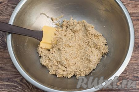 При помощи лопатки (или столовой ложки) перемешать овсянку с масляно-яичной массой.