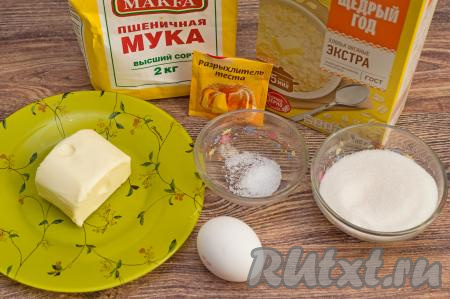 Подготовить продукты для приготовления классического овсяного печенья в домашних условиях. Овсяные хлопья нужны быстрого приготовления (время варки на упаковке должно быть указано 5 минут). Сливочное масло берите от проверенного производителя, от его качества во многом зависит вкус овсяного печенья. Сливочное масло заранее достать из холодильника, чтобы оно успело согреться до комнатной температуры.