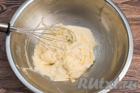 Венчиком взбить масло с яйцом до однородной массы (я обычно интенсивно взбиваю венчиком в течение 2-3 минут, сахар должен раствориться).