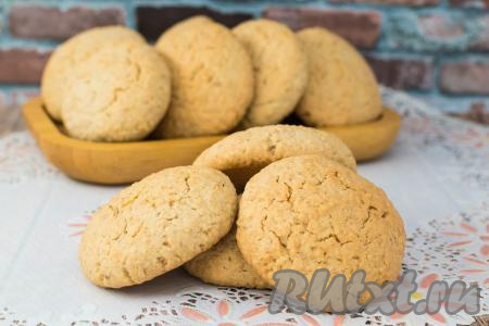 Готовое печенье сразу переложить с противня на тарелку, чтобы оно не пересушилось.