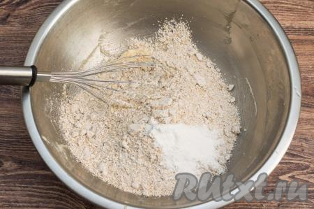 В получившуюся массу всыпать овсяные хлопья, измельчённые в муку.
