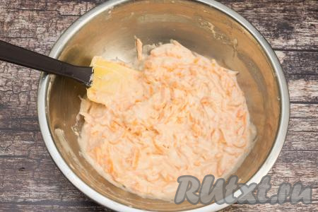 При помощи лопатки вмешать муку в тесто. Далее, подсыпая по столовой ложке муку, и, каждый раз полностью вмешивая её, замесить тесто для оладий с бататом, напоминающее сметану средней густоты, как на фото. Как только тесто станет нужной густоты, больше муку не добавляйте. Мне всего потребовалось положить 160 грамм муки, но количество муки зависит и от сочности батата, и от размера яйца, да и от жирности кефира. Поэтому я советую прежде всего ориентироваться на густоту теста для оладий, а не на количество муки, указанное в ингредиентах.