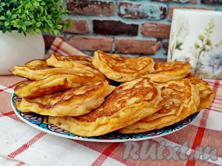 В меру сладкие, аппетитные, нежные, мягкие оладьи, приготовленные из батата на кефире, можно подать в качестве дополнения к кофе, чаю или молоку.&nbsp;