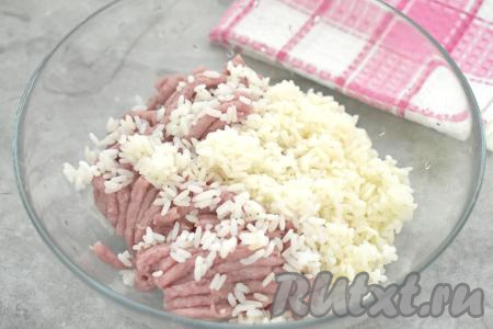 Для формирования этих тефтелей можно взять как фарш, приготовленный из одного или нескольких видов мяса, пропущенных через мясорубку, так и покупной фарш (я использовала покупной фарш из индейки и говядины). Выкладываем фарш в миску, добавляем к нему остывший варёный рис.